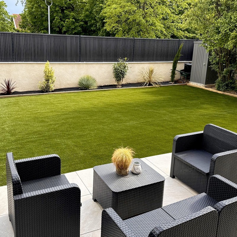 Pelouse synthétique dense Net Rock - Créez un espace de vie extérieur agréable
