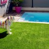 Faux gazon City Toulon 42mm - Simple et pratique autour de la piscine