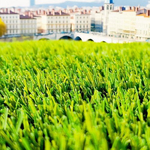 Gazon synthétique et Pelouse Synthétique Very Chic / Lyon 35 mm dense pour piscine ou jardin