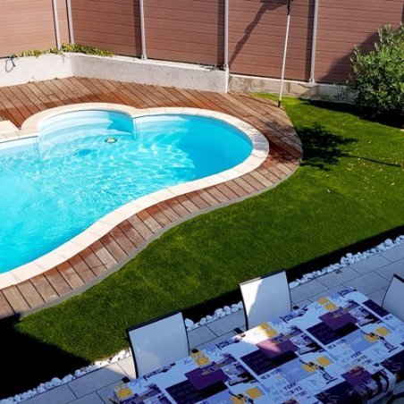 Gazon synthétique Caresse 40 mm autour d’une piscine