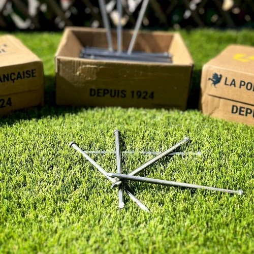 Boite 50 Clous tête plate 140 x 5,5 pour pose gazon synthétique 1