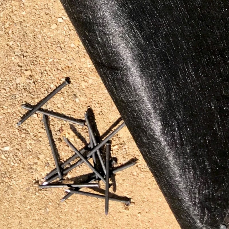 50 clous tête plate pour fixer le gazon synthétique 3