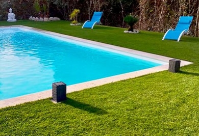 Choisir le meilleur gazon synthétique pour votre piscine