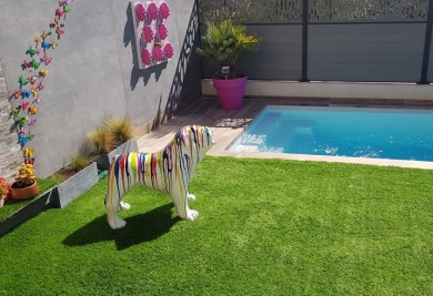 Habillez votre contour de piscine avec du gazon synthétique