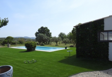 Guide Complet pour Installer du Gazon Synthétique autour de votre Piscine