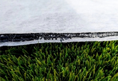 Gazon synthétique sur toit terrasse : pourquoi le géotextile drainant est indispensable