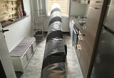 Pose de gazon artificiel en rouleau de 4m par la cuisine