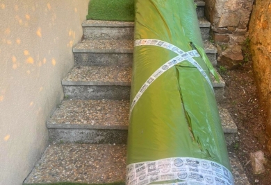 Pose de gazon synthétique : comment gérer un rouleau de 4 m dans un escalier à angle droit