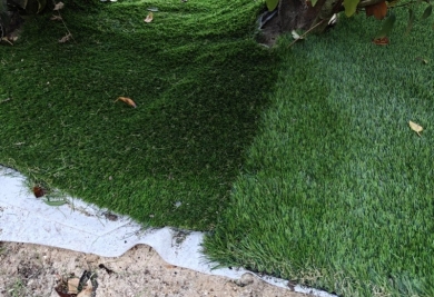 Sens de pose gazon synthétique : l’erreur bete qui crée des bandes visibles