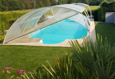 Pose gazon synthetique petit jardin du var avec piscine 
